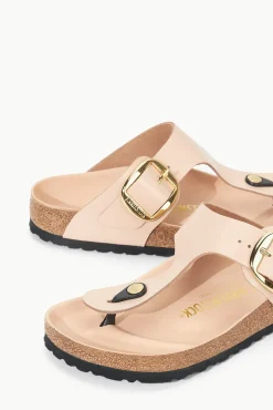Sandals|Spring Slides<STAUD BIRKENSTOCK GIZEH BIG BUCKLE SANDAL  HIGH SHINE NEW BEIGE HIGHSHINENEWBEIGE
